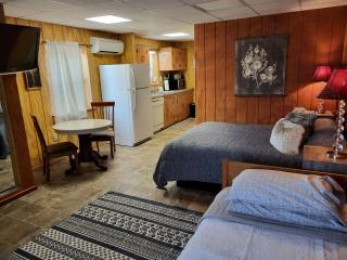Simple Suite Rental for Relaxing Vacation in the Ozarks near Branson, Missouri - Omaha - 8