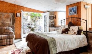 Tranquil Stone Cottage Behind Castle Walls in the Ozarks - Omaha - 0