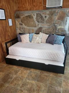 Tranquil Stone Cottage Behind Castle Walls in the Ozarks - Omaha - 7