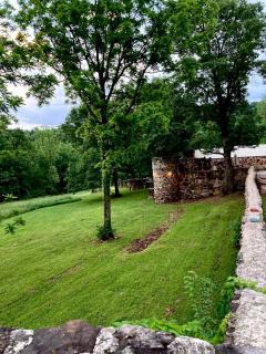 Tranquil Stone Cottage Behind Castle Walls in the Ozarks - Omaha - 2