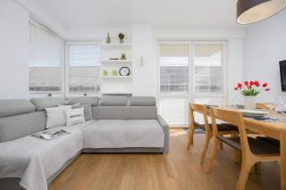 Spacious Apartment with Parking and Garden by Noclegi Renters - 0