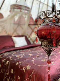 Beautifully Decorated Yurt for Romantic Getaways in Georgia - Turnwold - 8