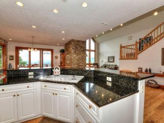 Spectacular Rental with Stunning Mountain Views in Waynesville, North Carolina - Waynesville - 4