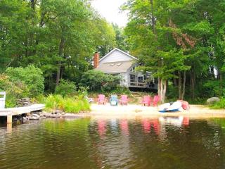 Family-Friendly Cottage on a Lake with a Private Beach for a Weekend Getaway near Wilkes-Barre, Pennsylvania - Gouldsboro - 0