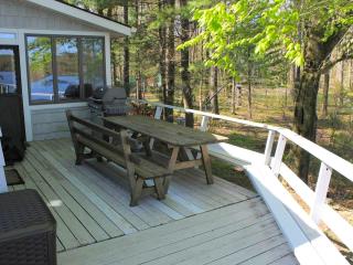 Family-Friendly Cottage on a Lake with a Private Beach for a Weekend Getaway near Wilkes-Barre, Pennsylvania - Gouldsboro - 8