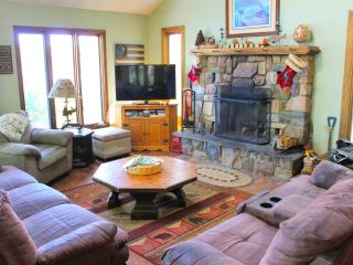 Family-Friendly Cottage on a Lake with a Private Beach for a Weekend Getaway near Wilkes-Barre, Pennsylvania - Gouldsboro - 7