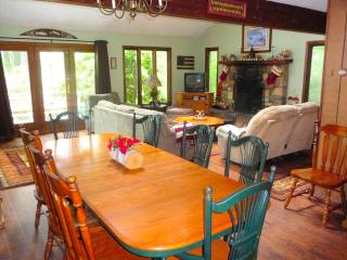 Family-Friendly Cottage on a Lake with a Private Beach for a Weekend Getaway near Wilkes-Barre, Pennsylvania - Gouldsboro - 4
