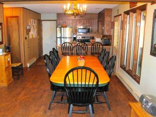 Family-Friendly Cottage on a Lake with a Private Beach for a Weekend Getaway near Wilkes-Barre, Pennsylvania - Gouldsboro - 3