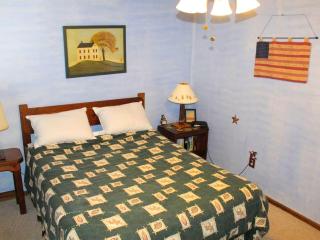 Family-Friendly Cottage on a Lake with a Private Beach for a Weekend Getaway near Wilkes-Barre, Pennsylvania - Gouldsboro - 2
