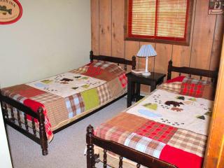 Family-Friendly Cottage on a Lake with a Private Beach for a Weekend Getaway near Wilkes-Barre, Pennsylvania - Gouldsboro - 1