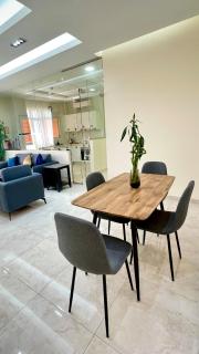 2BR Luxurious Flat with City & Dune View - Muscat - 4