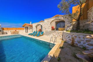 Elegant 2BR Stone Retreat with Private Pool - Kalkan - 4