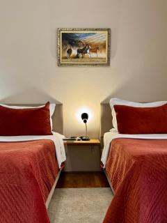 All Seasons Apartments - Free Parking & City Center - 1