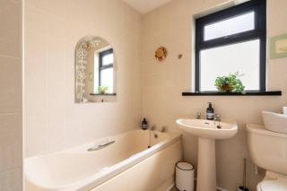 3-Bed Portballintrae Home | Wi-Fi, Garden, Parking - 3