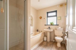 3-Bed Portballintrae Home | Wi-Fi, Garden, Parking - 5