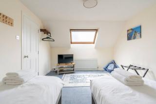 3-Bed Portballintrae Home | Wi-Fi, Garden, Parking - 7