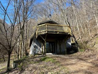 Rustic Treehouse Loft with Hot-Tub and BBQ Surrounded by Nature in Franklin, Tennessee - Fairview - 6