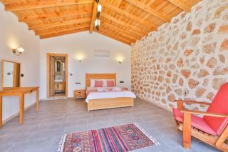 Spacious 2BR Stone Villa with Pool & BBQ - Kalkan - 4