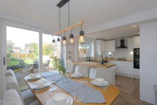 MODERN 3 BEDROOM PROPERTY WITH FREE DRIVEWAY PARKING by SHIRE STAYS - 8