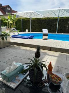 Modernes Bungalow im wunderschönen Garten mit Pool - Friedrichshafen - 1