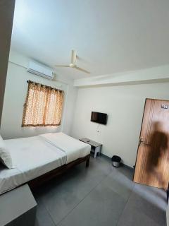 Lavish Hotel BG-Lodge - Bangalore - 1
