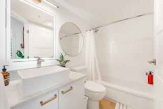 Upscale 2BR Apartment Walkable to Top Attractions - Vancouver - 1