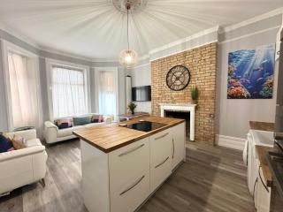 The Bournemouth Haven - Brought to you by Coastline Retreats - Grand 2 bedroom luxury apartment - 3 mins walk to beach - Superfast Wifi - Sleeps 6 - 9