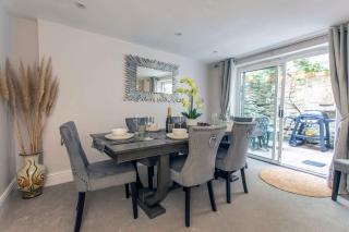 Central, beautiful home - with parking - 8