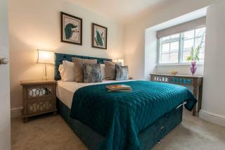 Central, beautiful home - with parking - 7