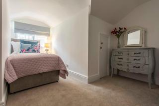 Central, beautiful home - with parking - 5