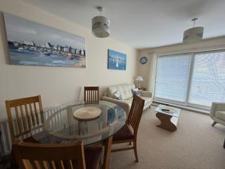 Poole Prime Waterfront 1BR flat with Sea Views, Free Parking - Hamworthy - 9