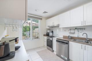 StayShort - Vibrant Villa in Springs 11 Sleeps 6 with Balcony - 4