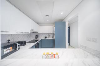 StayShort - Spacious Unit in Marina Sleeps 6 with Canal Veiws - 4