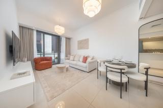 StayShort - Spacious Unit in Marina Sleeps 6 with Canal Veiws - 1