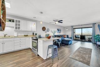 Bright Stylish Condo with Balcony - 0