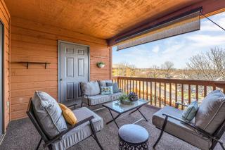 Bright Stylish Condo with Balcony - 6
