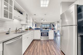 Bright Stylish Condo with Balcony - 2