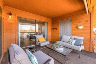 Bright Stylish Condo with Balcony - 1