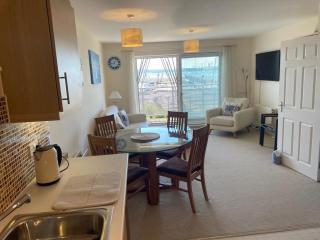 Poole Prime Waterfront 1BR flat with Sea Views, Free Parking - Hamworthy - 8