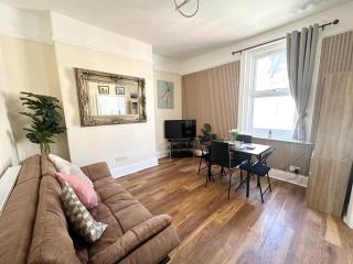 The Bournemouth Hideaway - Beautiful Central flat - 10 mins walk to beach - Brought to you by Coastline Retreats - Bournemouth - 3
