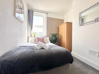 The Bournemouth Hideaway - Beautiful Central flat - 10 mins walk to beach - Brought to you by Coastline Retreats - Bournemouth - 0
