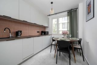 Large Apartment in Wrocław Center on the Market with 3 Bedrooms and Balcony by Noclegi Renters - 4