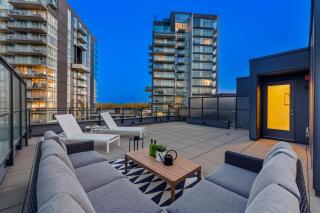 Spacious 2BR Home Steps from Shops and Dining - Vancouver - 0
