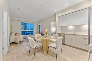 Spacious 2BR Home Steps from Shops and Dining - Vancouver - 3