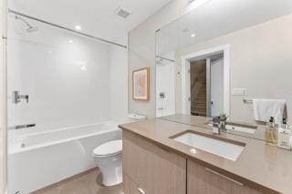 Spacious 2BR Home Steps from Shops and Dining - Vancouver - 2