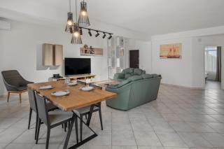 Penthouse with Seaview Private Beach and Parking - 3