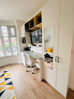 Newly Renovated Luxury Private Room with Shared Bathroom and with its own Kitchenette in Halesowen R1 - 5