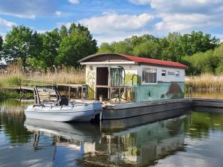 Hausboot, schwimmendes Ferienhaus im Havelbogen, Haus auf dem Wasser - Kützkow - 0