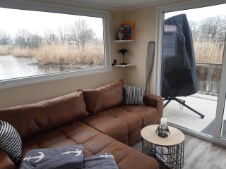 Hausboot-schwimmendes-Ferienhaus-im-Havelbogen-Haus-auf-dem-Wasser - 7