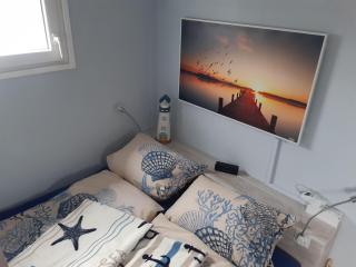 Hausboot-schwimmendes-Ferienhaus-im-Havelbogen-Haus-auf-dem-Wasser - 2